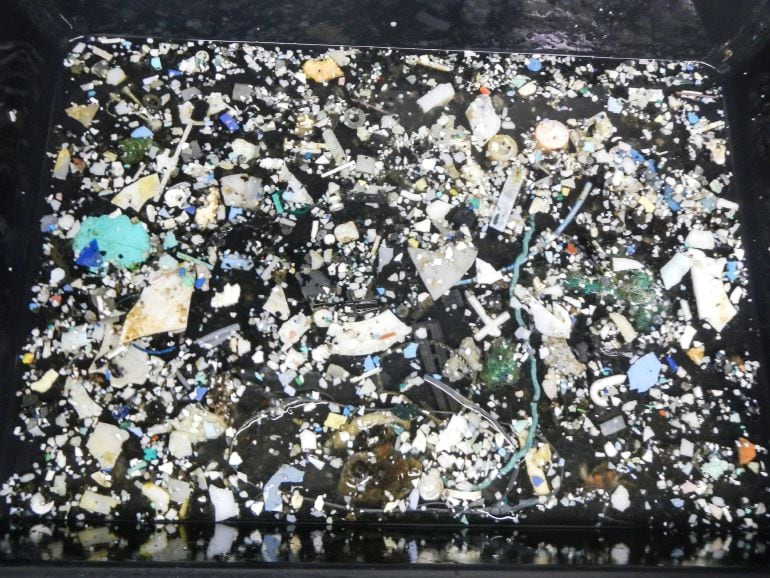 Bolsas de plástico y basura depositada en la conocida como la Gran Mancha de Basura del Pacífico, un enorme depósito de plástico flotante ubicada entre Hawai y California, en Estados Unidos. 