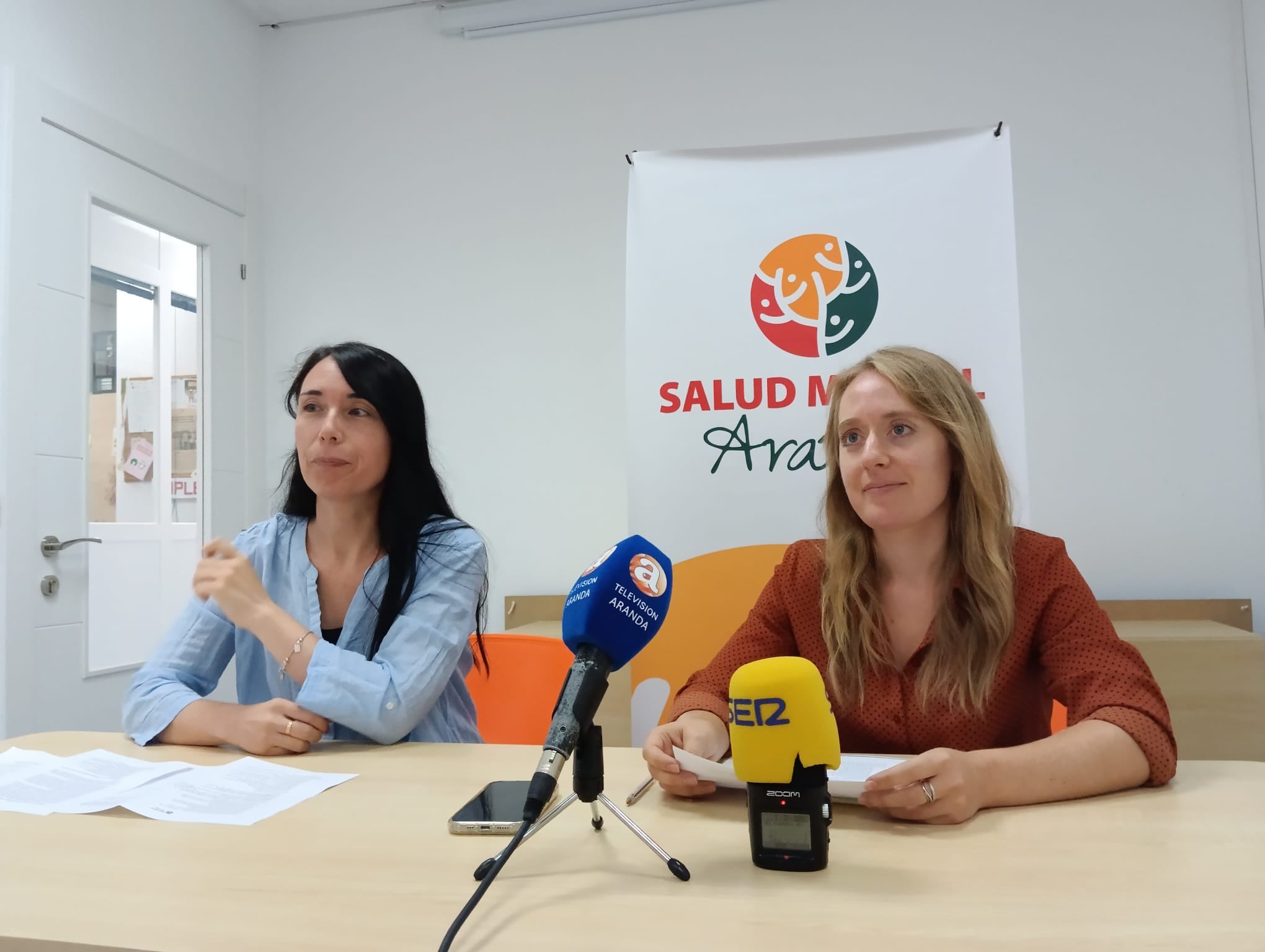 Blanca Cuesta (izq) y Alba Ortiz en uno de los locales de Salud Mental Aranda