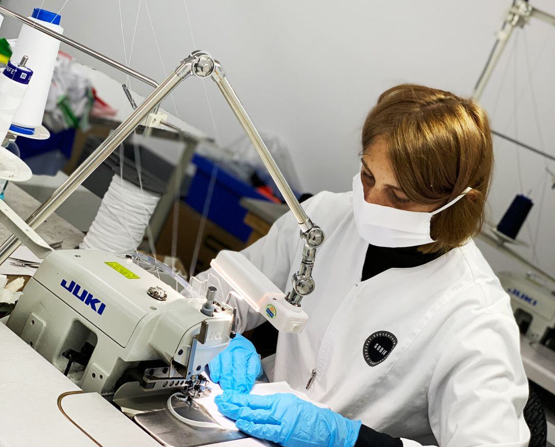 La Fundación Soliss compra y dona 6.000 metros cuadrados de tela para confeccionar batas y mascarillas