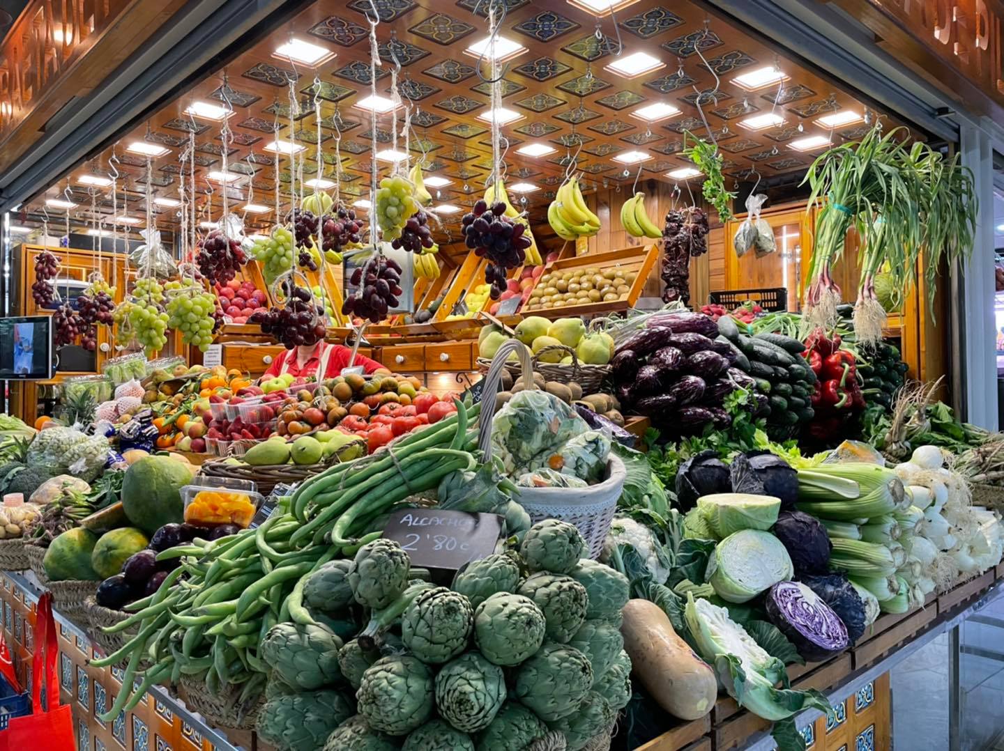 Puesto de frutas y hortalizas en un mercado