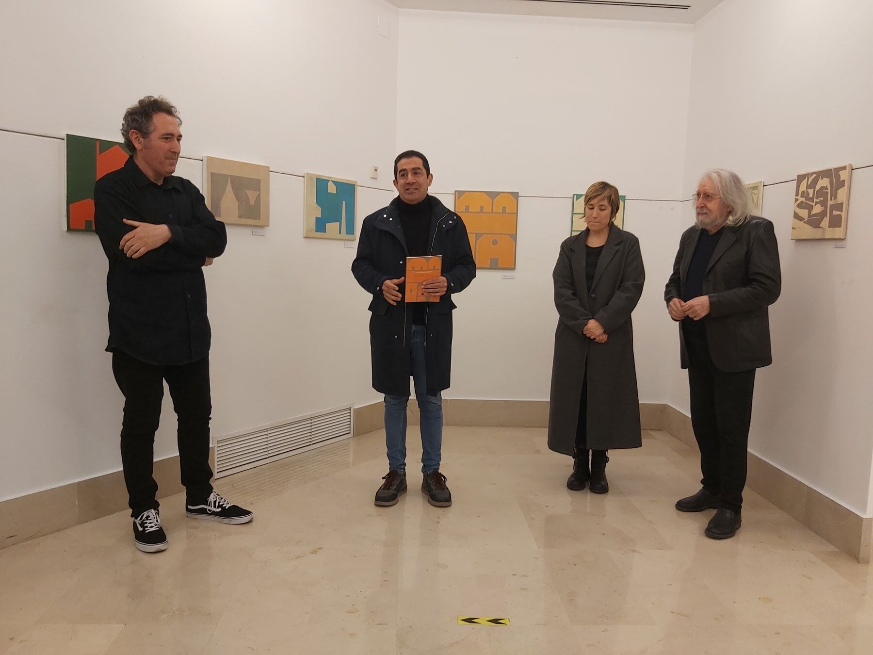 Un instant de la inauguració amb les paraules de l'alcalde, Toni Francés, acompanyat per l'autor, Jordi Vila, la regidora de Cultura, Elisa Guillem, i el mateix Antoni Miró