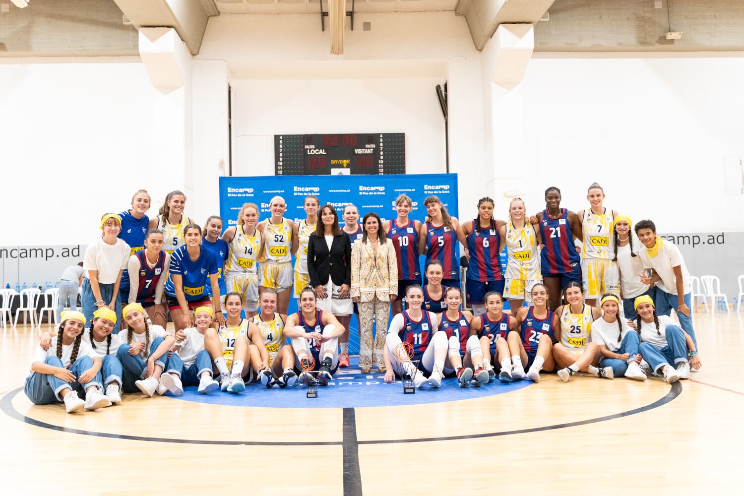 La foto de familia del Trofeu Encamp entre el Barça CBS i el Cadí la Seu.