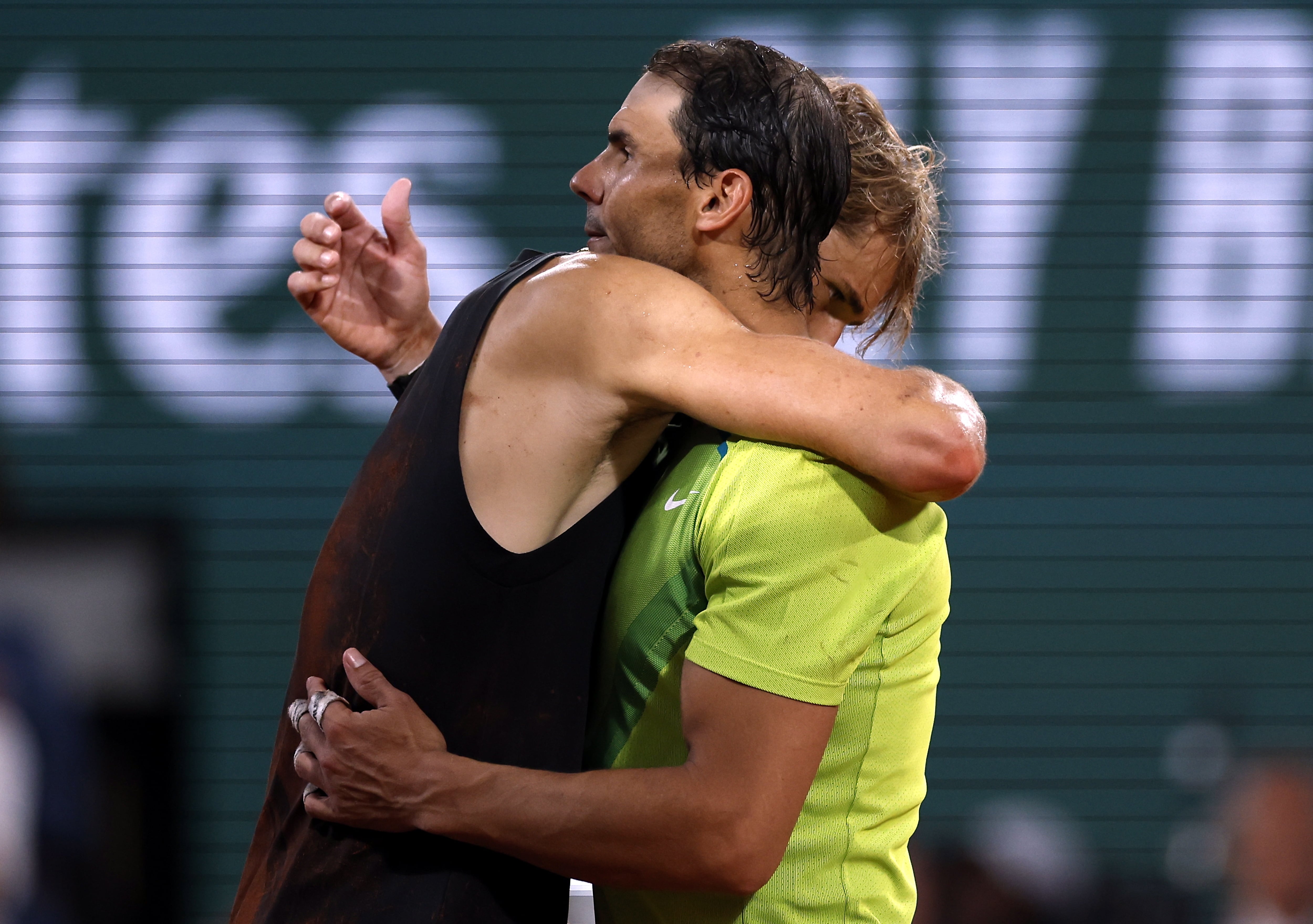 Zverev y Rafa Nadal abrazados en Roland Garros.