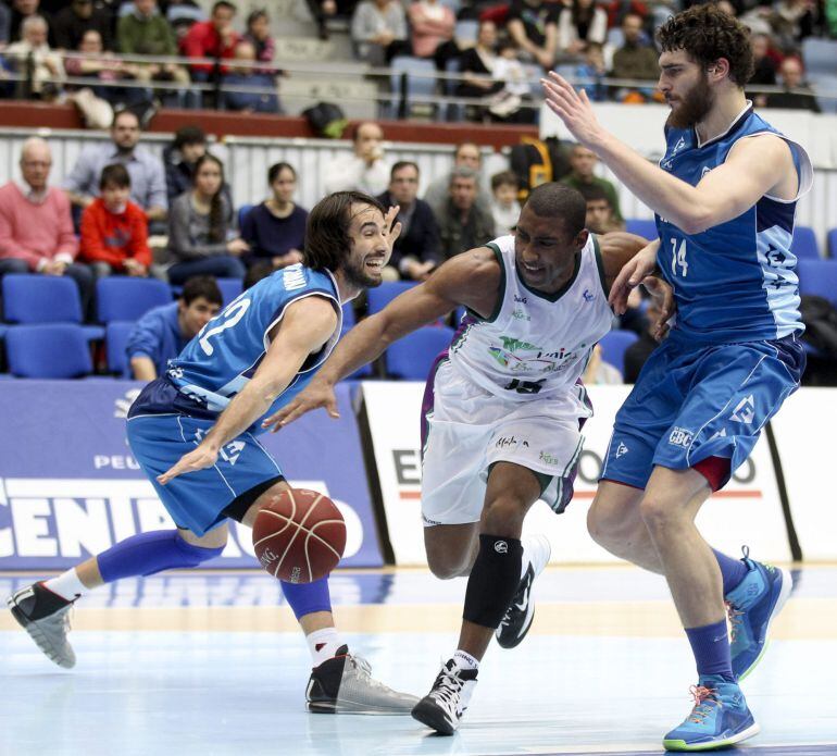 Granger intenta penetrar entre dos jugadores del Gipuzcoa