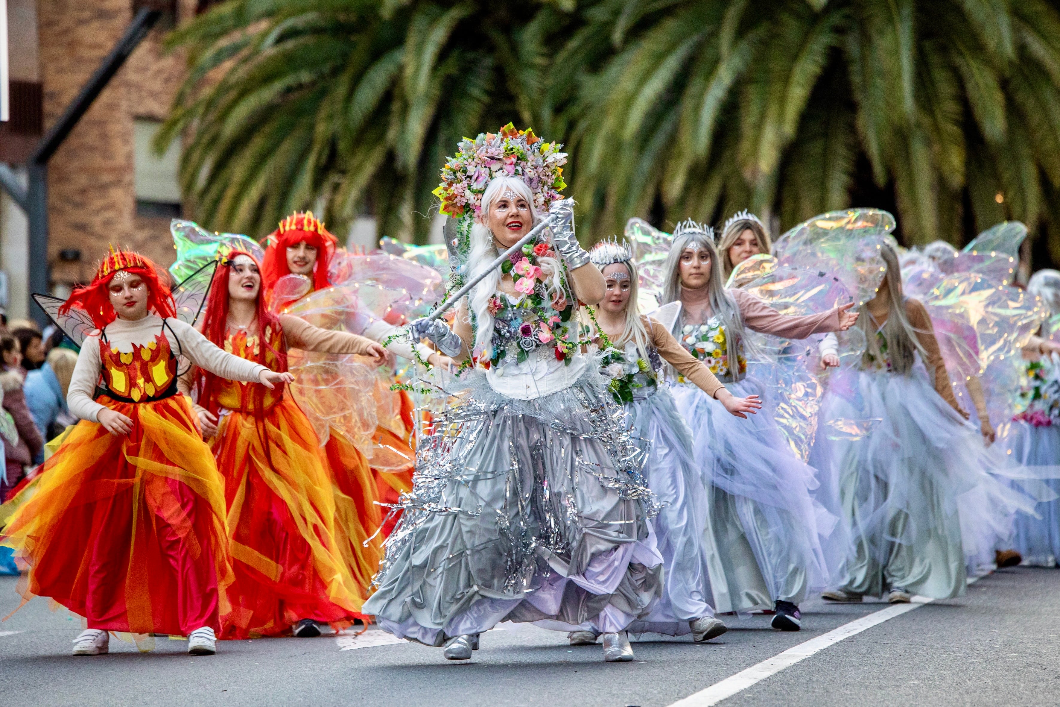 LOGROÑO, 01/03/2025.- Fotografía del desfile de Carnaval este sábado en Logroño donde participan unas 3183 personas, gracias a la participación de 34 comparsas (8 con música en directo), 4 grupos y 7 carrozas pertenecientes a colegios, AMPAs, peñas y otros colectivos. EFE/ Raquel Manzanares
