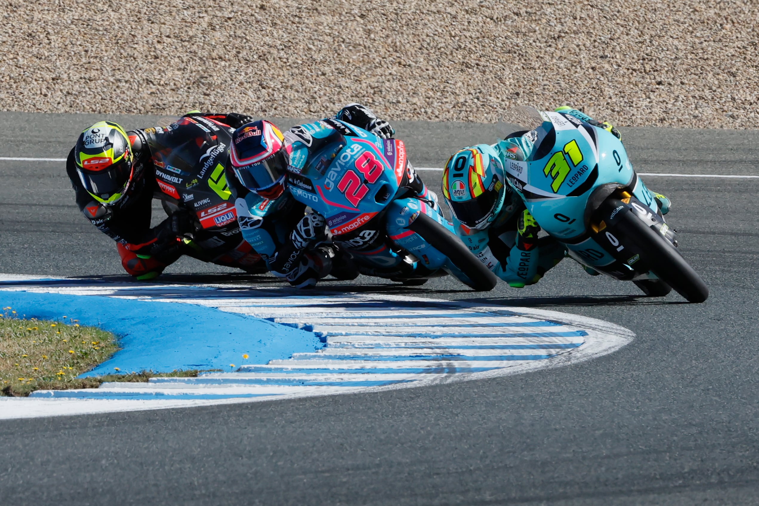 Los pilotos españoles de Moto3 Máximo Quiles (c), CFMOTO Valresa Aspar Team; Adrián Fernández (d), Leopard Racing (Honda), y David Muñoz (i), Liqui Moly Dynavolt Intact GP, compiten, este domingo, en el Gran Premio de España de Motociclismo de 2026 celebrado en el circuito de Jerez-Angel Nieto en Jerez de la Frontera. EFE/José Manuel Vidal
