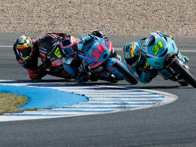Los pilotos españoles de Moto3 Máximo Quiles (c), CFMOTO Valresa Aspar Team; Adrián Fernández (d), Leopard Racing (Honda), y David Muñoz (i), Liqui Moly Dynavolt Intact GP, compiten, este domingo, en el Gran Premio de España de Motociclismo de 2026 celebrado en el circuito de Jerez-Angel Nieto en Jerez de la Frontera. EFE/José Manuel Vidal