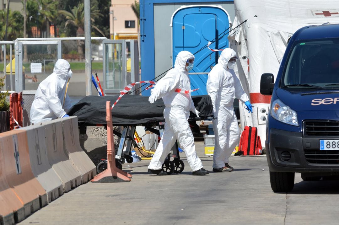 Personal de Salvamar Alpheratz trasladan a un migrante fallecido en una travesía en patera en el Puerto de los Cristianos, en Tenerife, Canarias - Imagen de Archivo