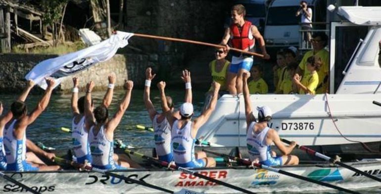 Los remeros de la Donostiarra celebran unos de sus triunfos de esta temporada