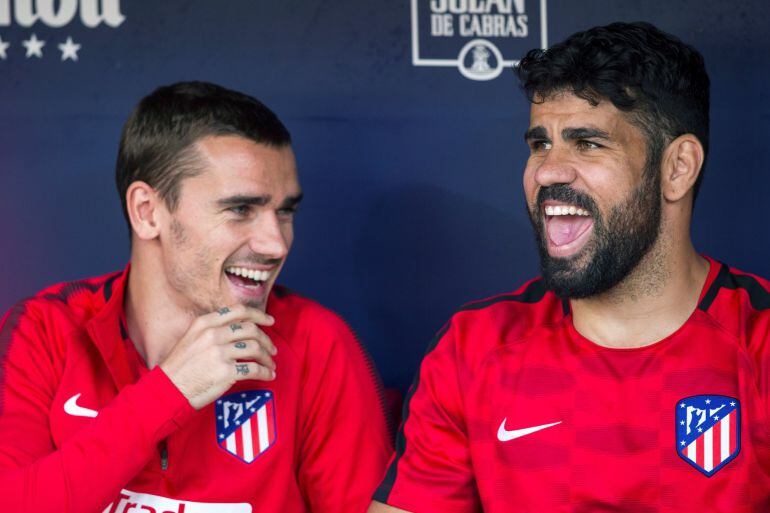 Griezmann se ríe con Costa en el banquillo el pasado domingo