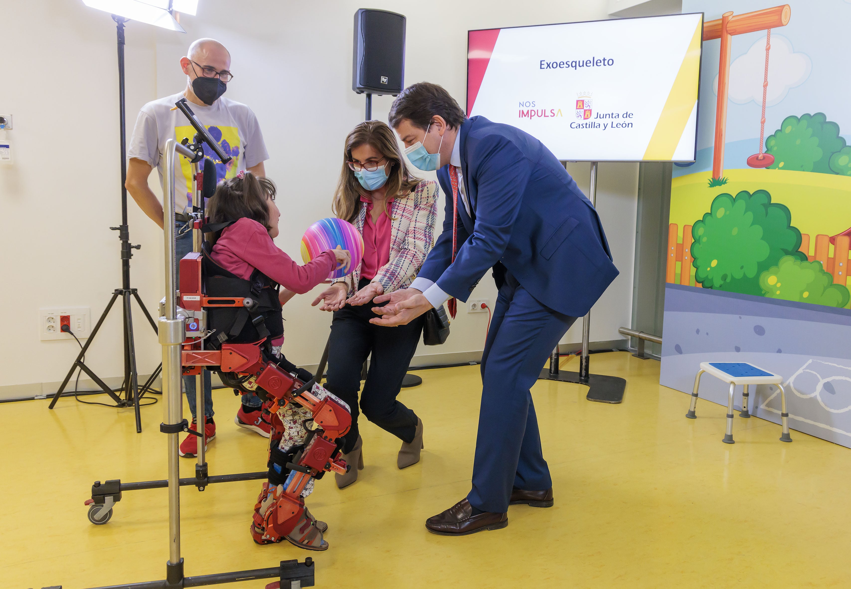 La Junta de Castilla y León, Alfonso Fernández Mañueco, en la presentación de su primer exoesqueleto pediátrico.