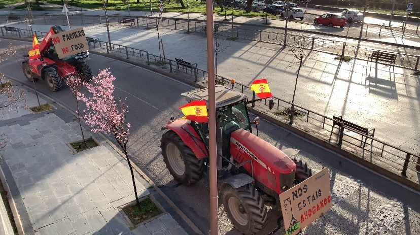 Una primera avanzadilla de tractores ha cruzado ya el municipio de Alcobendas y San Sebastián de los Reyes