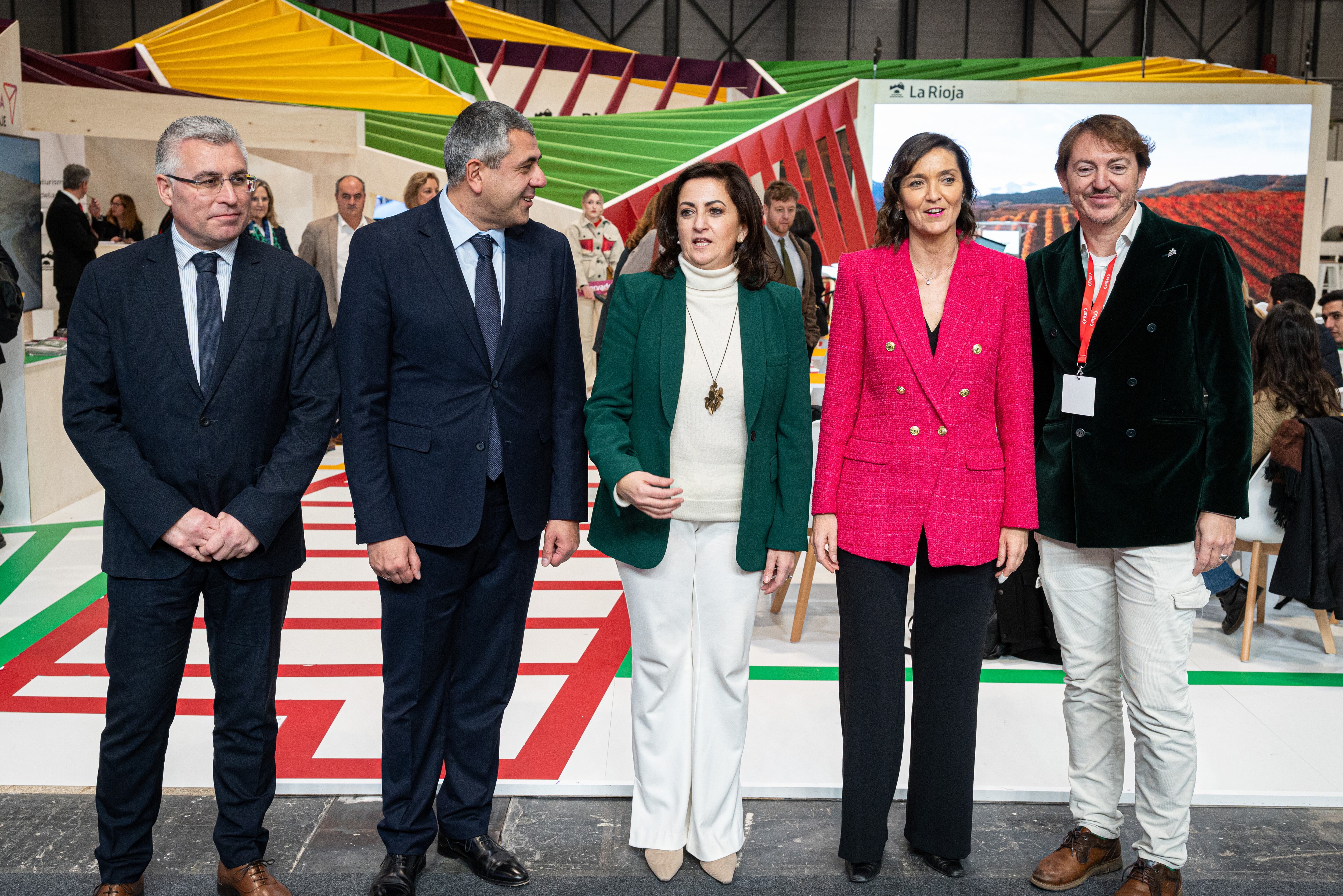 MADRID, 18/01/2023.- La presidenta de La Rioja, Concha Andreu (c), la ministra de Industria, Reyes Maroto (2d), y el consejero de Desarrollo Autonómico, José Ángel Lacalzada (i), en el Stand de La Rioja en Fitur, donde este miércoles se ha presentado la VII Conferencia Mundial de Enoturismo de la OMT, que tendrá lugar en La Rioja este año 2023. La Rioja quiere ser la región donde se marquen las bases en una nueva formación internacional en enoturismo, con la que captar y aportar talento a este área específica del turismo, conectada a la gastronomía, el patrimonio o la naturaleza.- EFE/ Fernando Villar