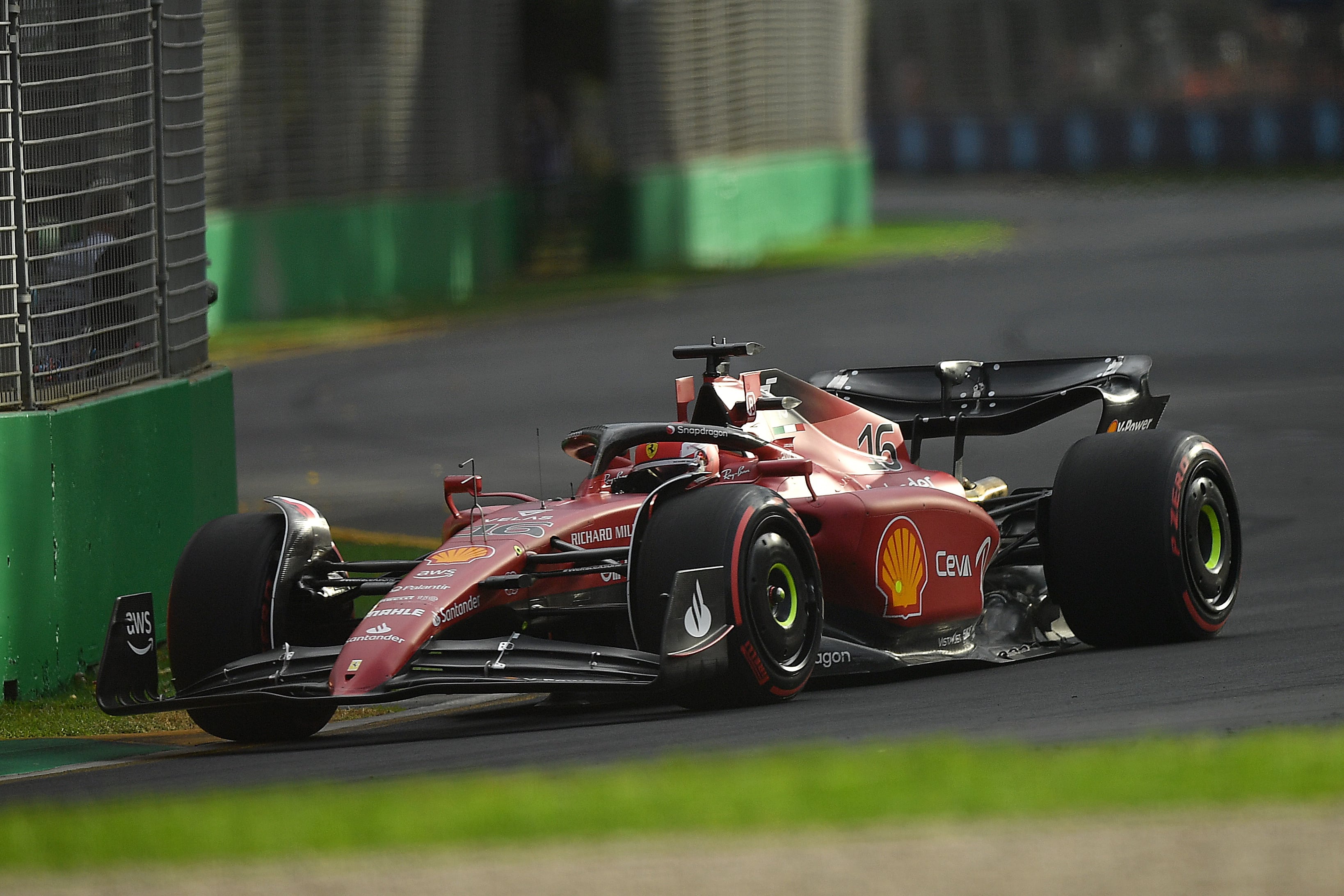 Charles Leclerc, de Ferrari, durante los libres de Australia