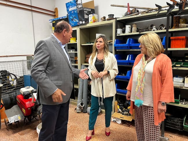 Benito Ros, Lina Soler y Tomasa Hernández durante la visita al CPIFP de San Blas.