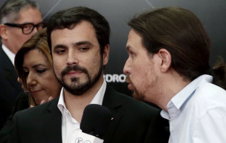 El líder de Podemos Pablo Iglesias ante el portavoz de IU en el Congreso de los Diputados, Alberto Garzón.