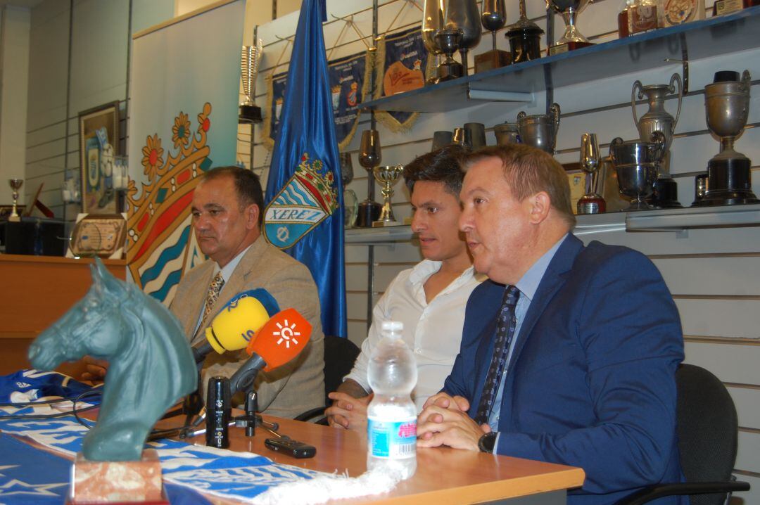 Juan Miguel Becerra y Vicente Vargas durante la presentación de Montelongo 
