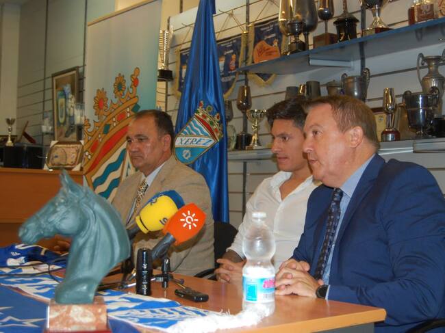 Juan Miguel Becerra y Vicente Vargas durante la presentación de Montelongo