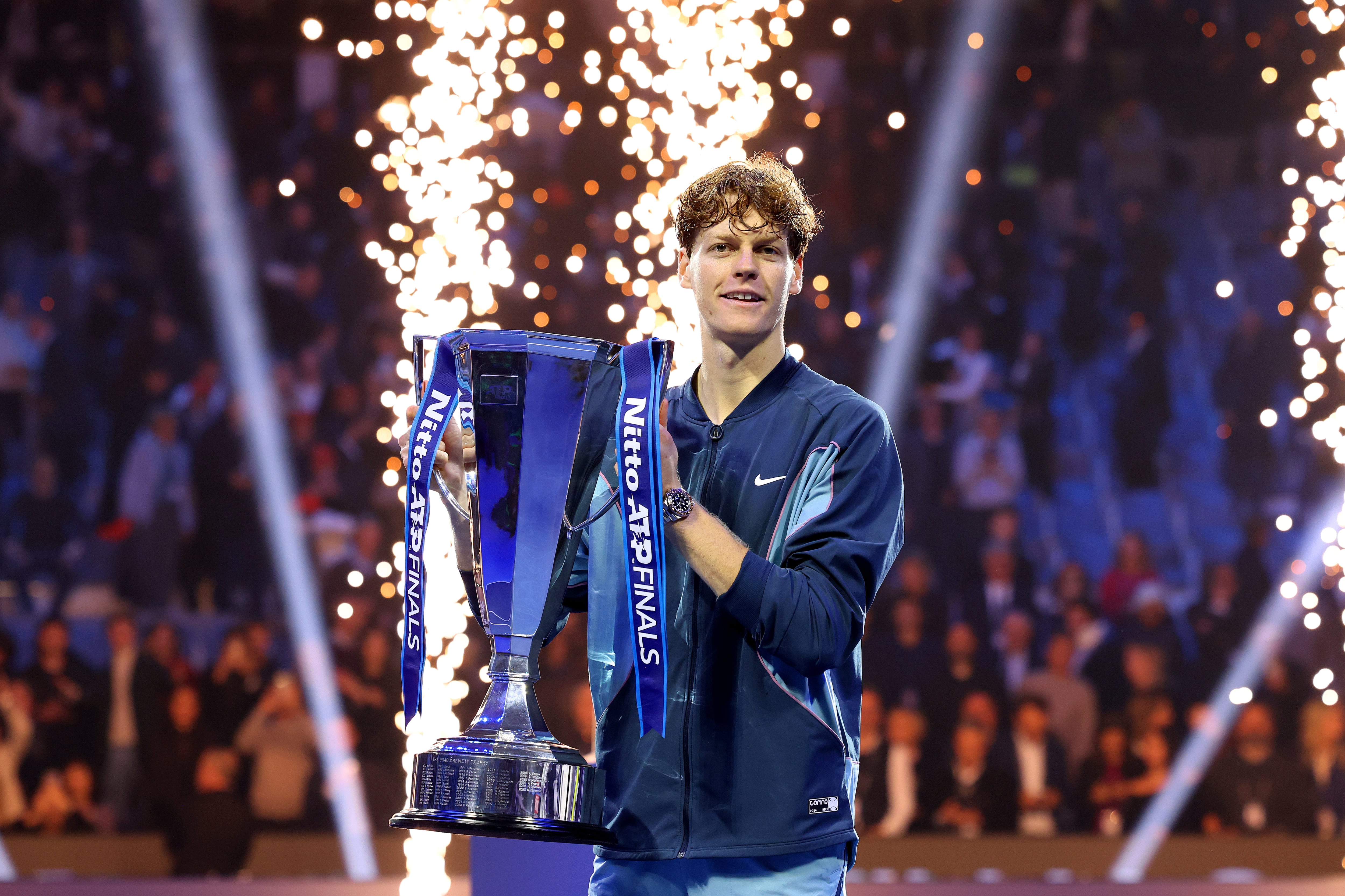 Jannik Sinner posa con el trofeo de las ATP Finals tras vencer a Taylor Fritz en la final