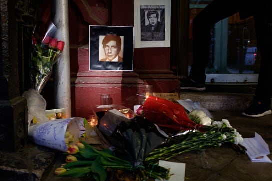 Flores y foto en la puerta del Chelsea Hotel de Nueva York