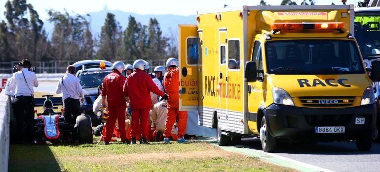 Fernando Alonso es atendido en la curva 3 de Montmeló, donde chocó contra un muro el pasado 22 de febrero.