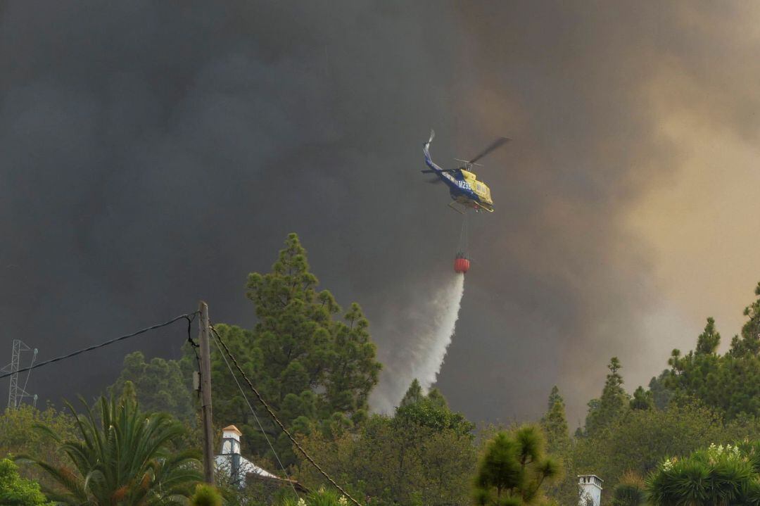 Una avioneta colabora en los trabajos extinción del incendio declarado en el municipio palmero de Garafía.