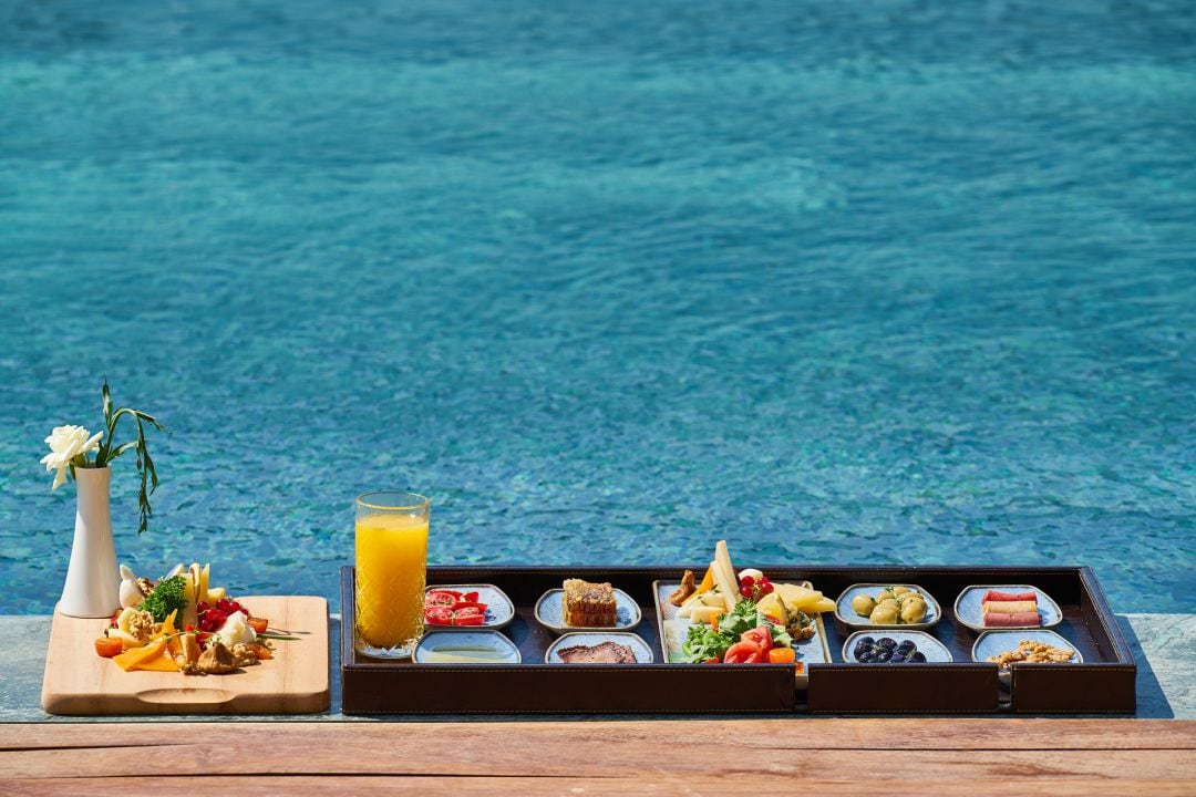 Desayuno en la piscina de un hotel 