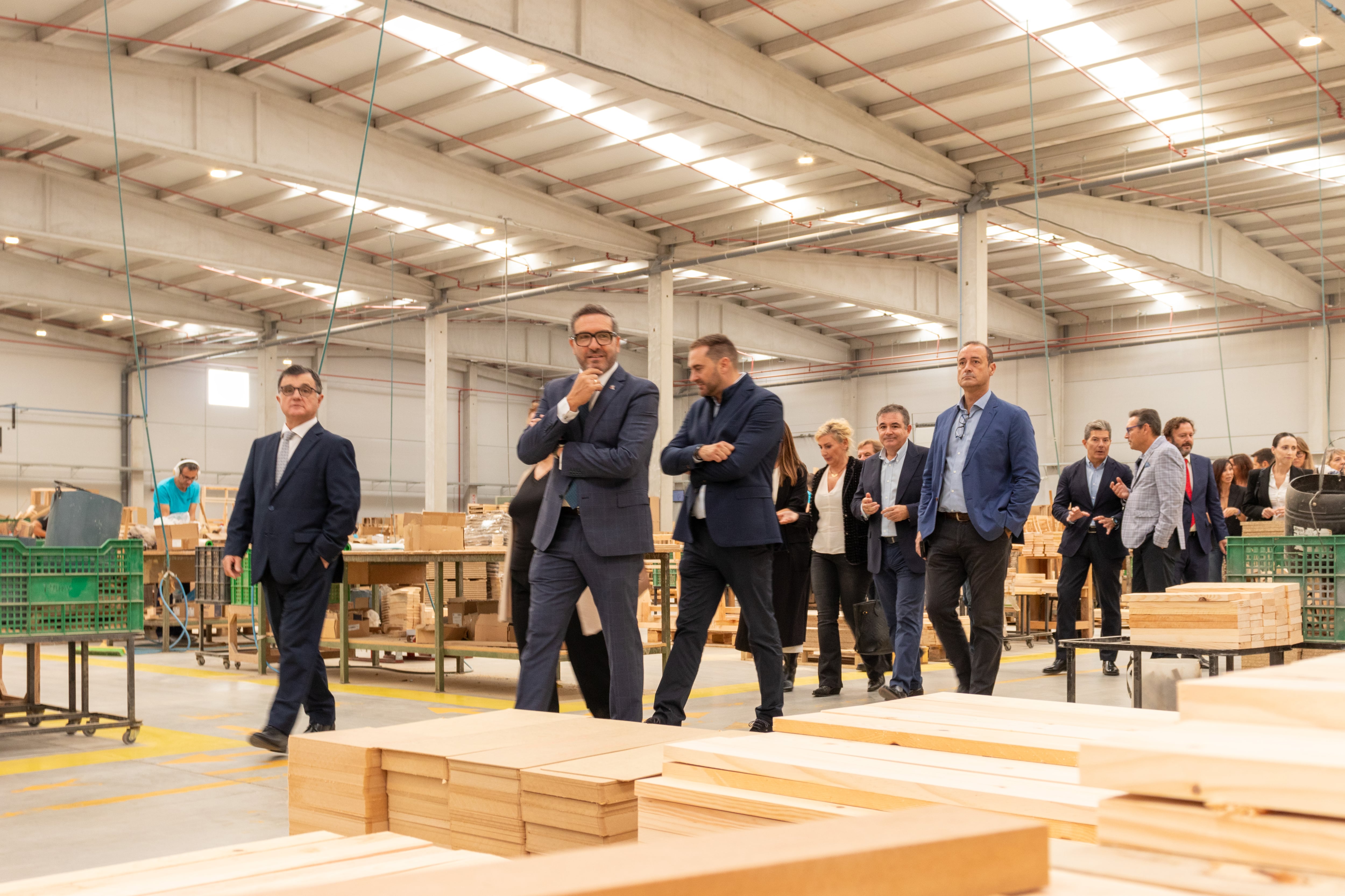 Miguel López Abad, presidente de CROEM, junto a José Antonio Ortega, presidente de AREMA, en las instalaciones de una fábrica de muebles de Yecla