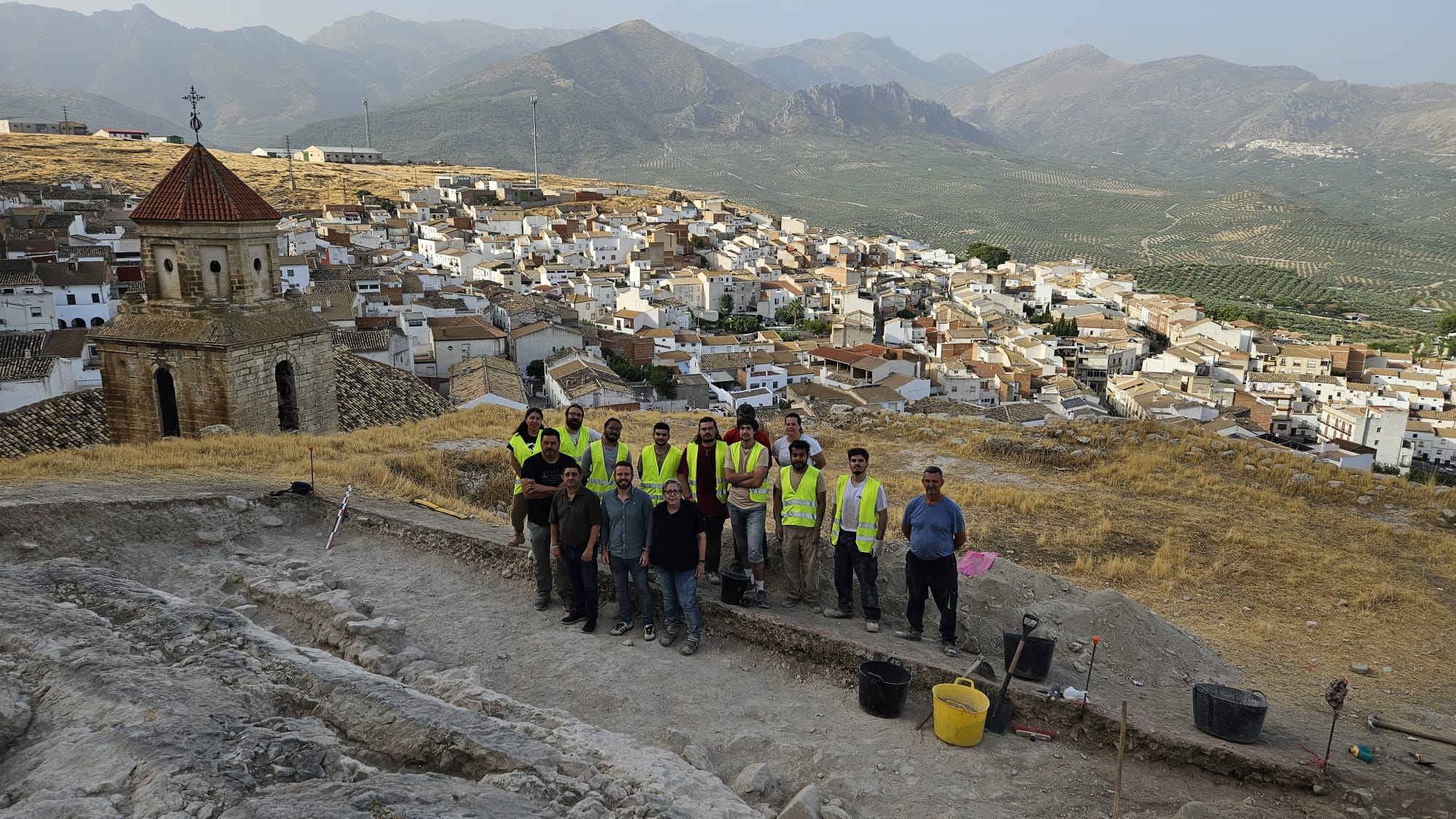 Trabajos del campo de voluntariado en el Castillo de Bedmar (Jaén).