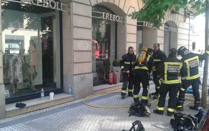 Los efectivos de Bomberos trabajan para sofocar el fuego en Treboli