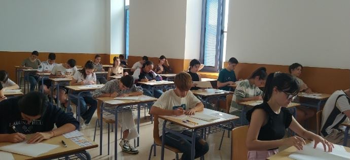 Alumnos haciendo la prueba de la EvAU en junio