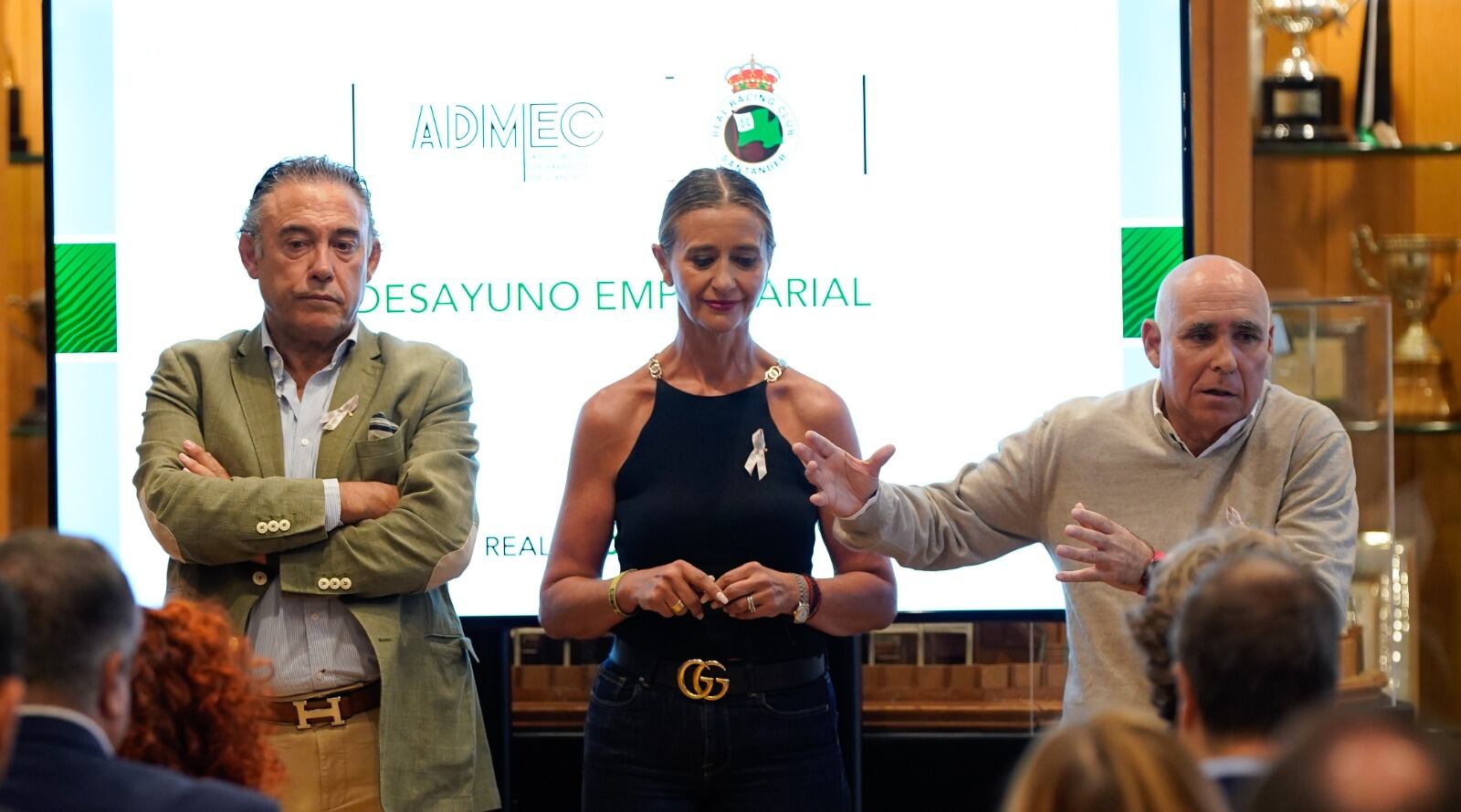 Felipe Llamazares, Eva Fernández Cobo y Manolo Higuera, con el lazo rosa en El Sardinero