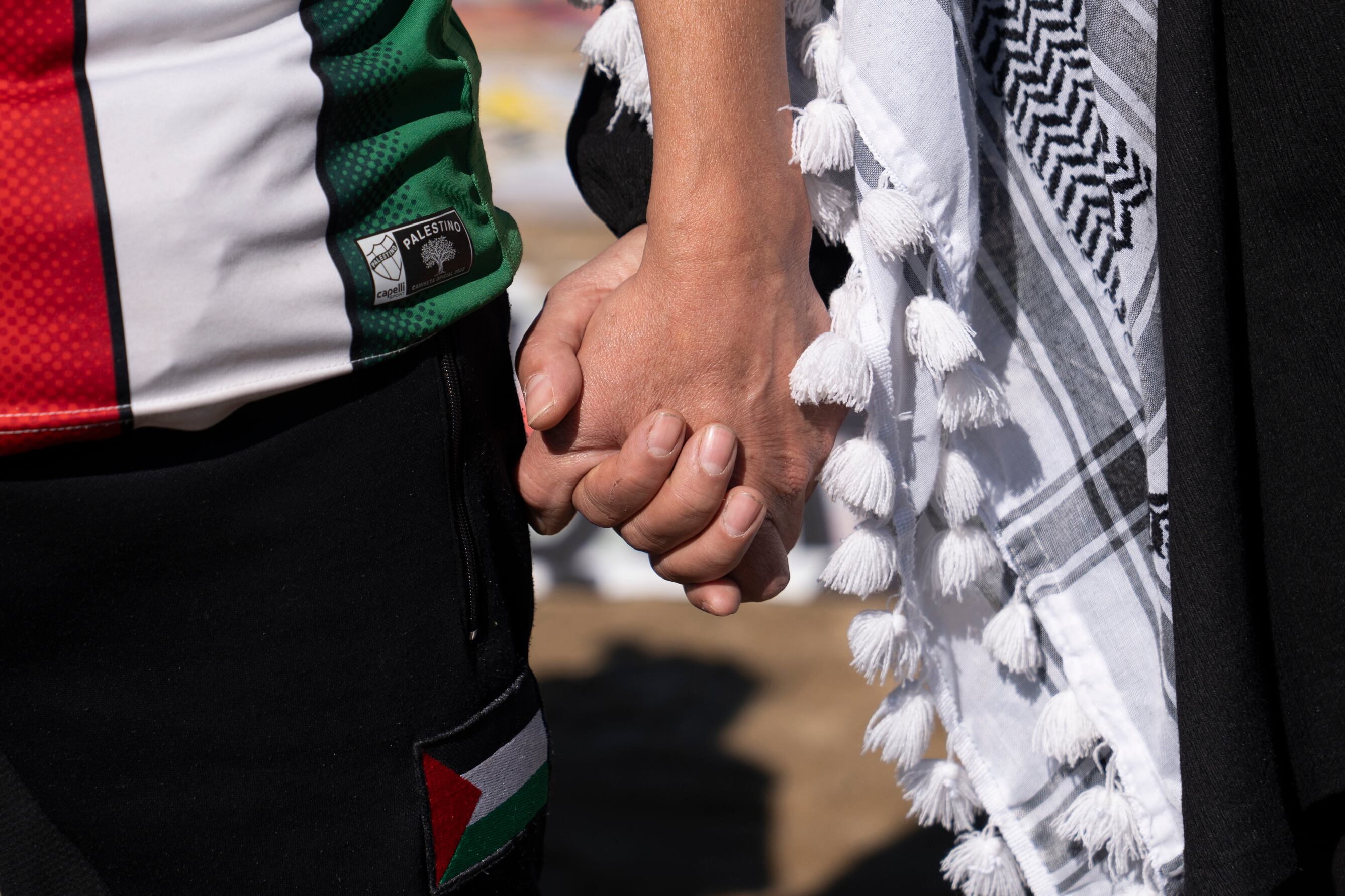 AME4139. VALPARAÍSO (CHILE), 07/06/2025.- Personas participan en una marcha a favor de Palestina este sábado, en Valparaíso (Chile). Unas 200 personas participaron en una marcha por Palestina para acompañar de forma simbólica a la &#039;Marcha Global a Gaza&#039;, que el 15 de junio reunirá en Egipto a activistas de más de 30 países para caminar hacia el cruce fronterizo con la Franja de Gaza y exigir el alto el fuego &quot;total, permanente e inmediato&quot;. EFE/ Adriana Thomasa
