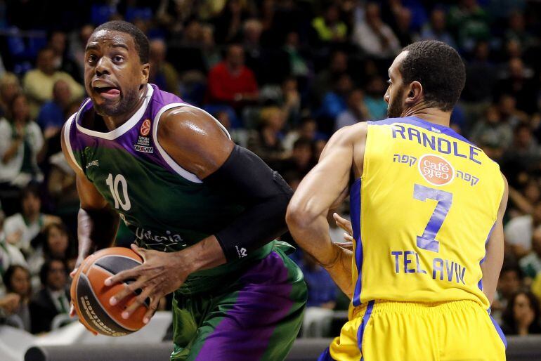 Will Thomas intenta marcharse del alero del Maccabi Randle