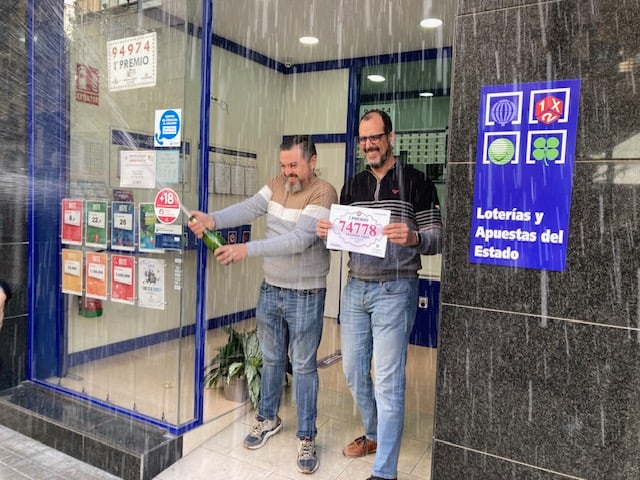 Los loteros Jordi Sempere y Francisco Zapata celebran el 5 premio que han vendido