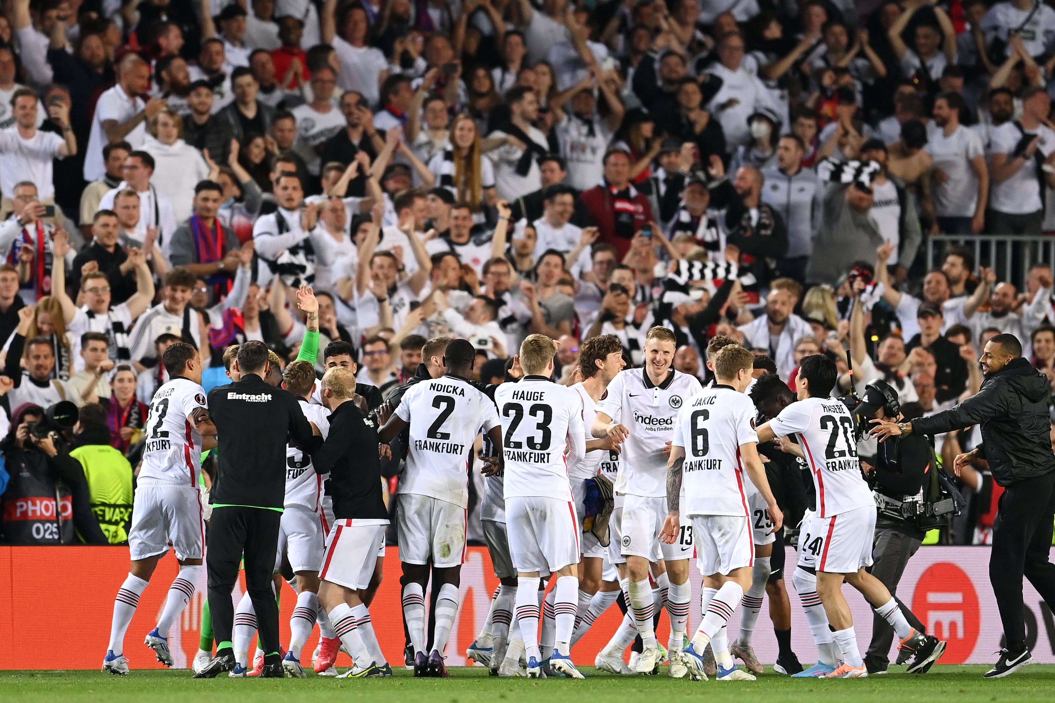 Los jugadores del Eintracht Frankfurt celebrando con su afición el pase a las semifinales de la Europa League en el Camp Nou.