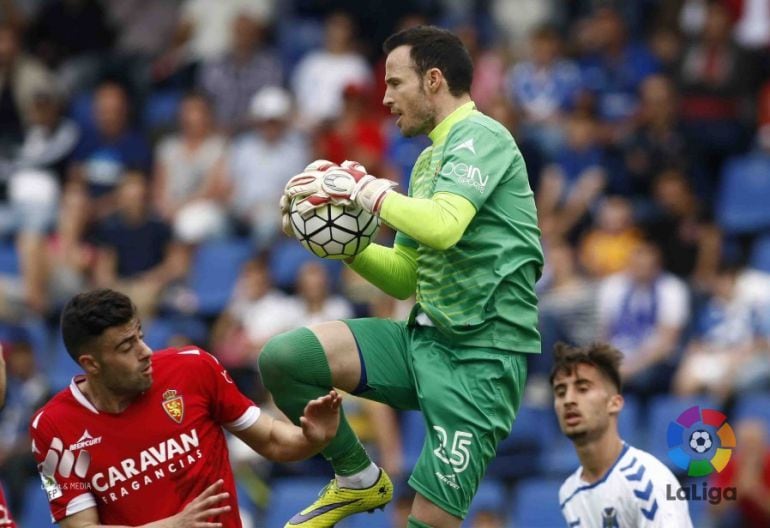 Manu Herrera atrapa un balón tras en el Heliodoro Rodríguez López de Tenerife