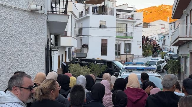 El coche de la funeraria que ha trasladado los cadáveres desde la vivienda donde se ha producido el suceso en Torrox (Málaga)