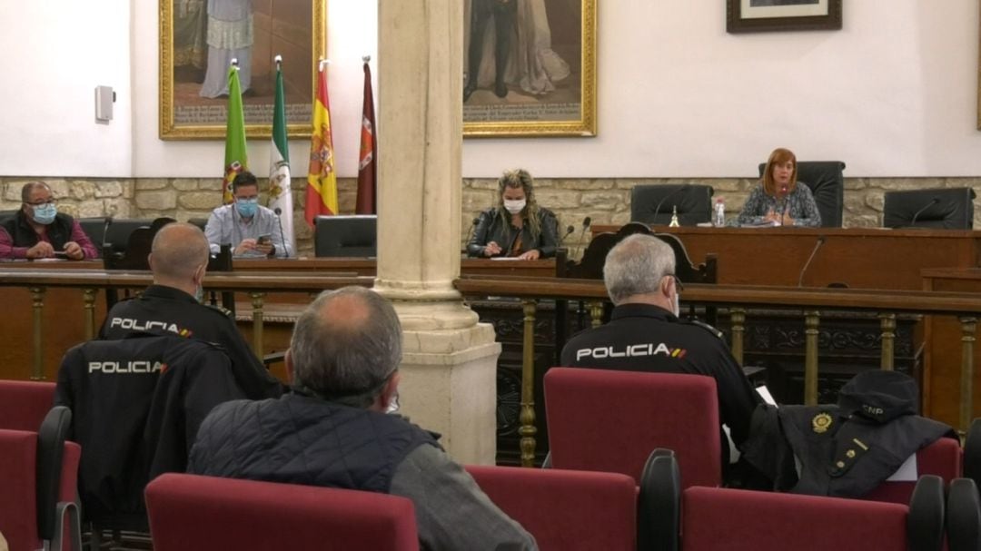 Reunión de la Comisión Local de Inmigración en el salón de plenos del Ayuntamiento de Úbeda