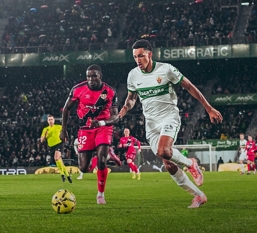 El jugador del Elche, Álvaro Rodríguez, conduce el balón y supera a Mendy en su carrera
