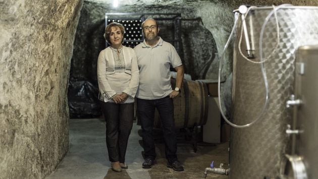 Maribel Fernández junto a su marido José Manuel Vieco en su bodega de Mazarulleque.