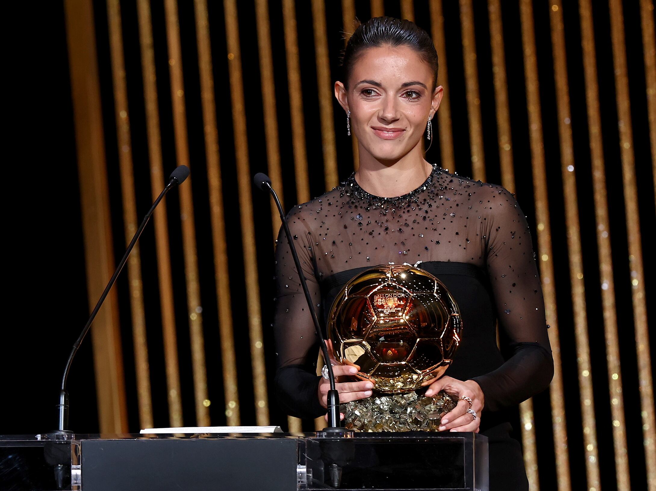 Paris (France), 30/10/2023.- Spanish international and Barcelona player Aitana Bonmati wins the Ballon d&#039;Or Feminin for best female player during the Ballon d&#039;Or 2023 ceremony at the Theatre du Chatelet in Paris, France, 30 October 2023. (Francia) EFE/EPA/MOHAMMED BADRA
