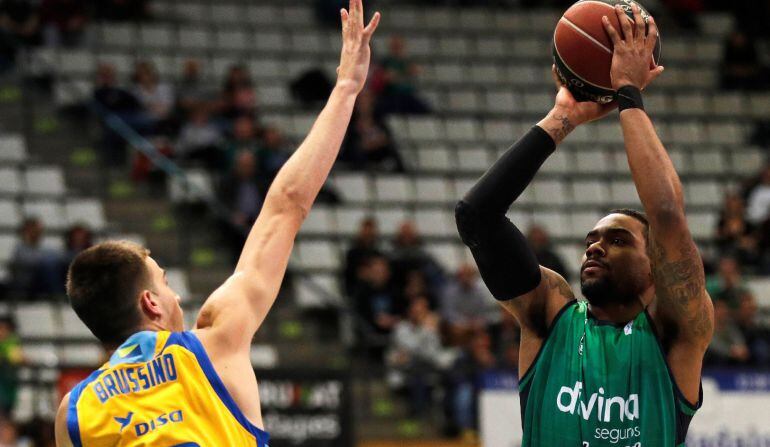 Patrick Richard tira a canasta durante el partido ante el Herbalife Gran Canaria