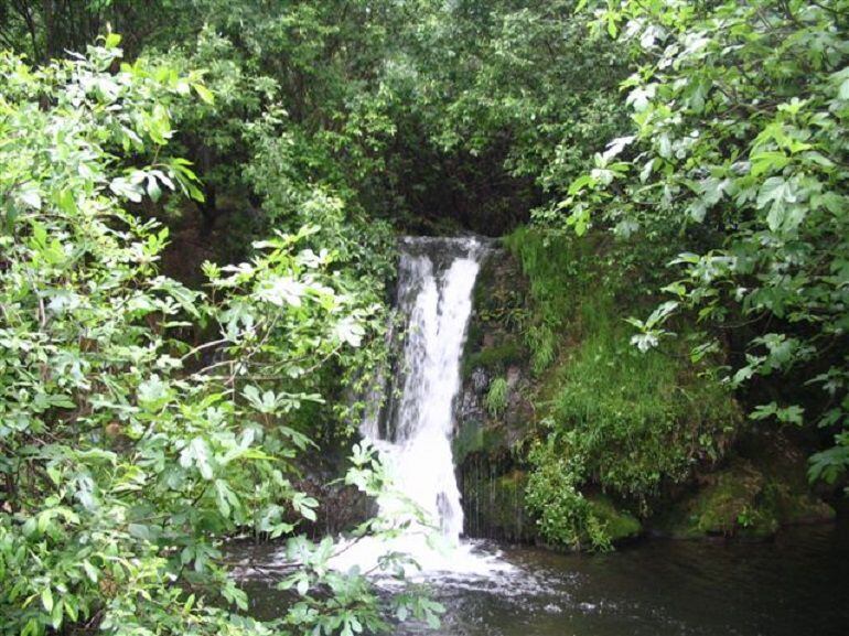 Un joven de 20 años ha fallecido al lanzarse desde la cascada del Huéznar.
