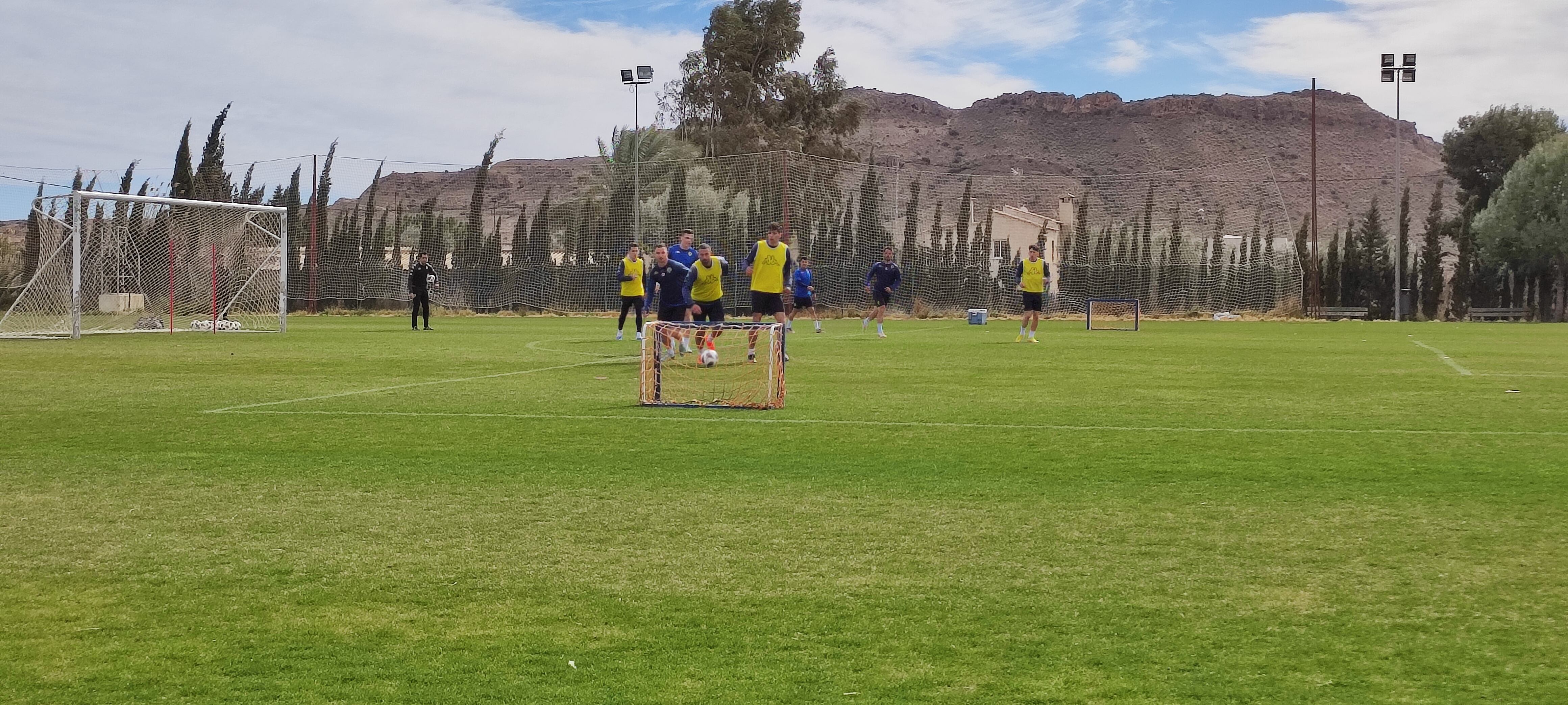 Los jugadores de la primera plantilla del Hércules entrenándose en las instalaciones de Fontcalent