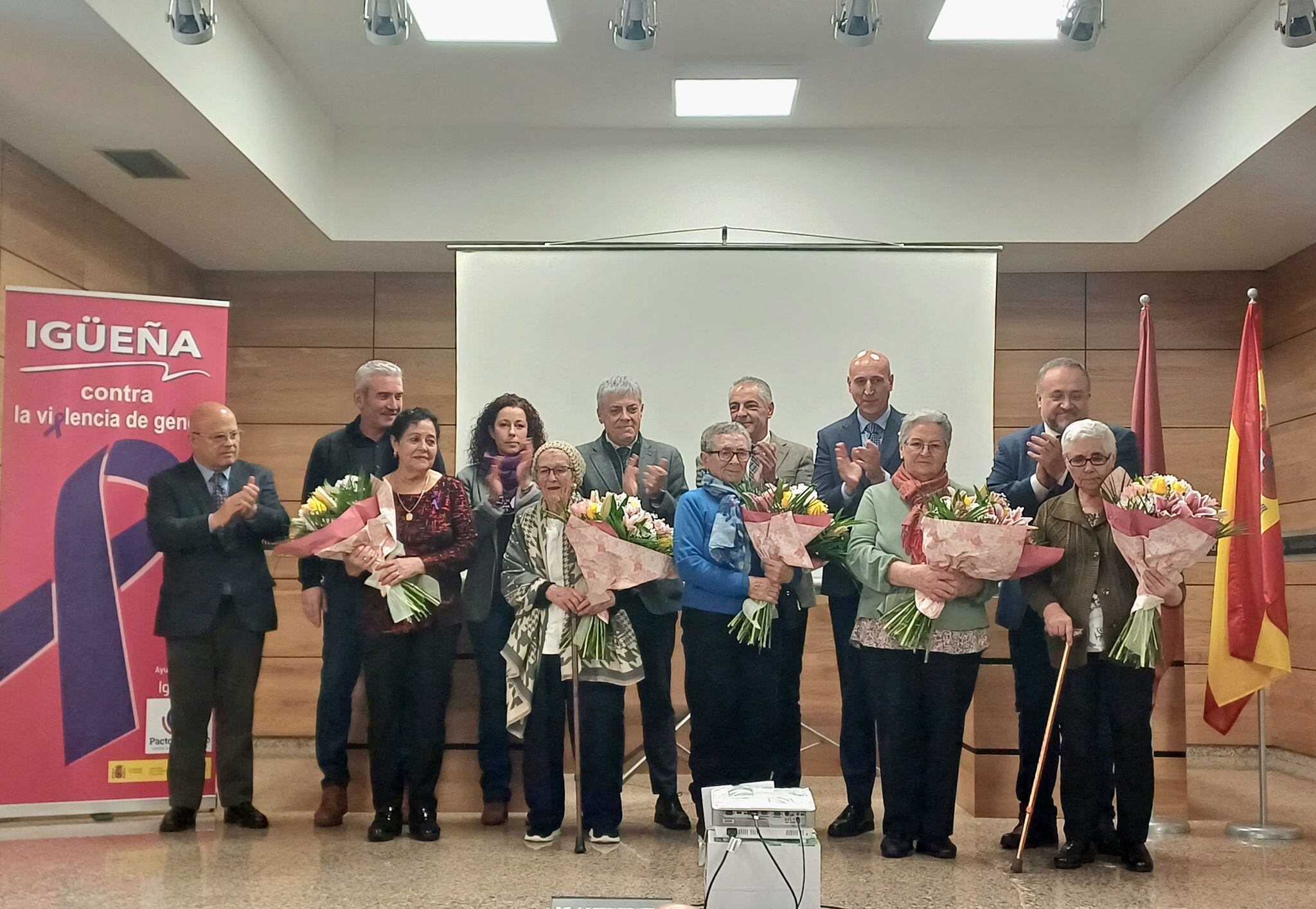 Las homenajeadas junto a los representantes de las instituciones