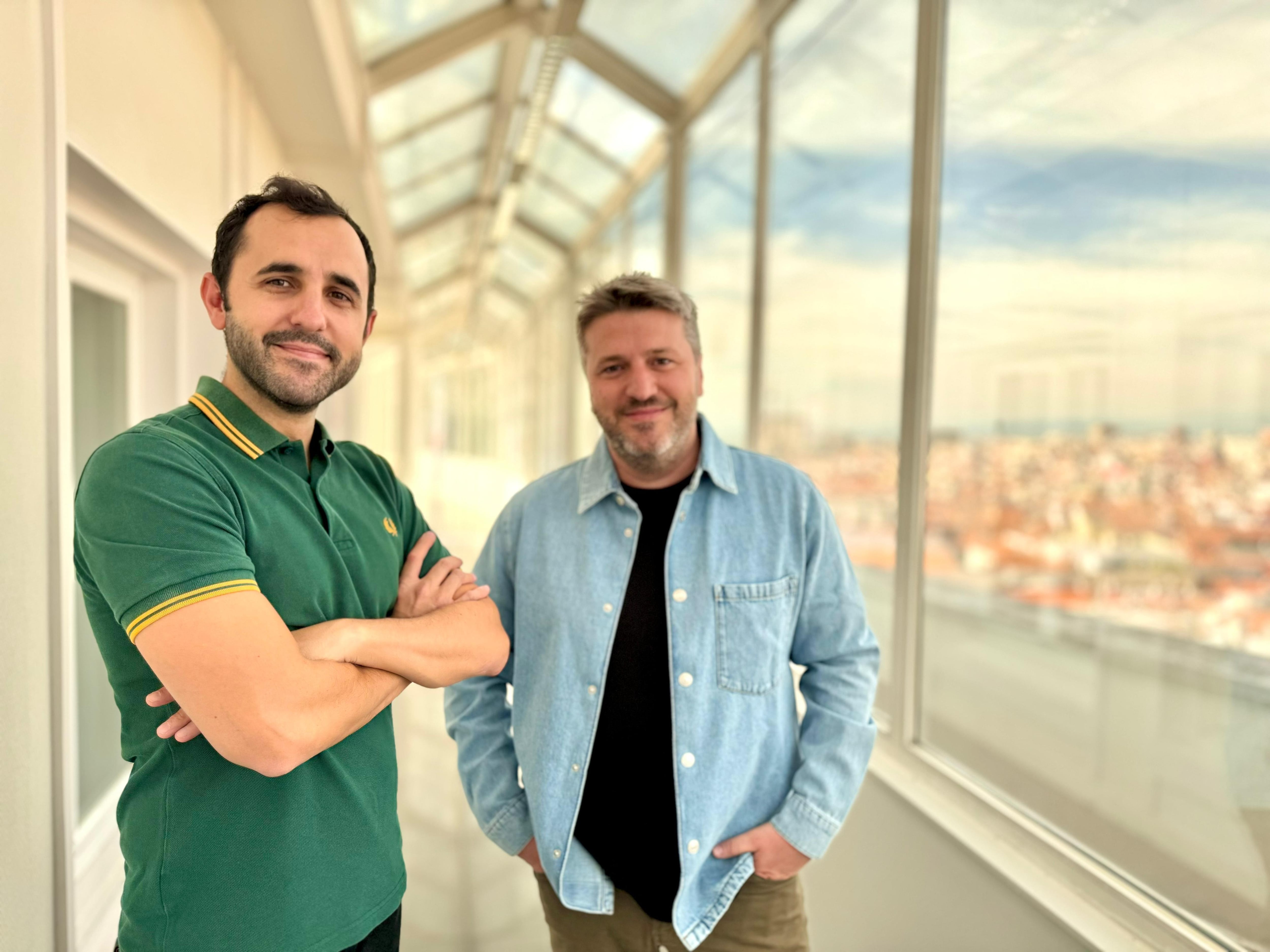 Víctor Olazábal con Aimar Bretos en los estudios de la Cadena SER