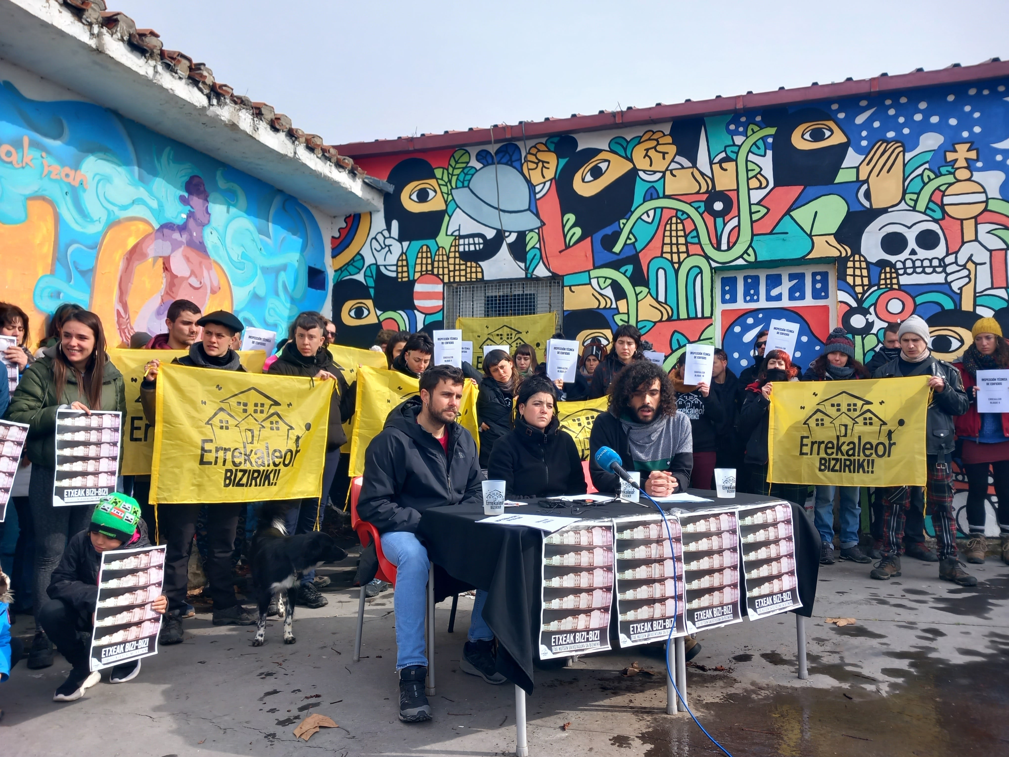 Vecinos y responsables de Errekaleor Bizirik durante la presentación del informe