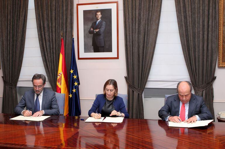 Felipe López (i), junto a Ana Pastor y Torres Hurtado.