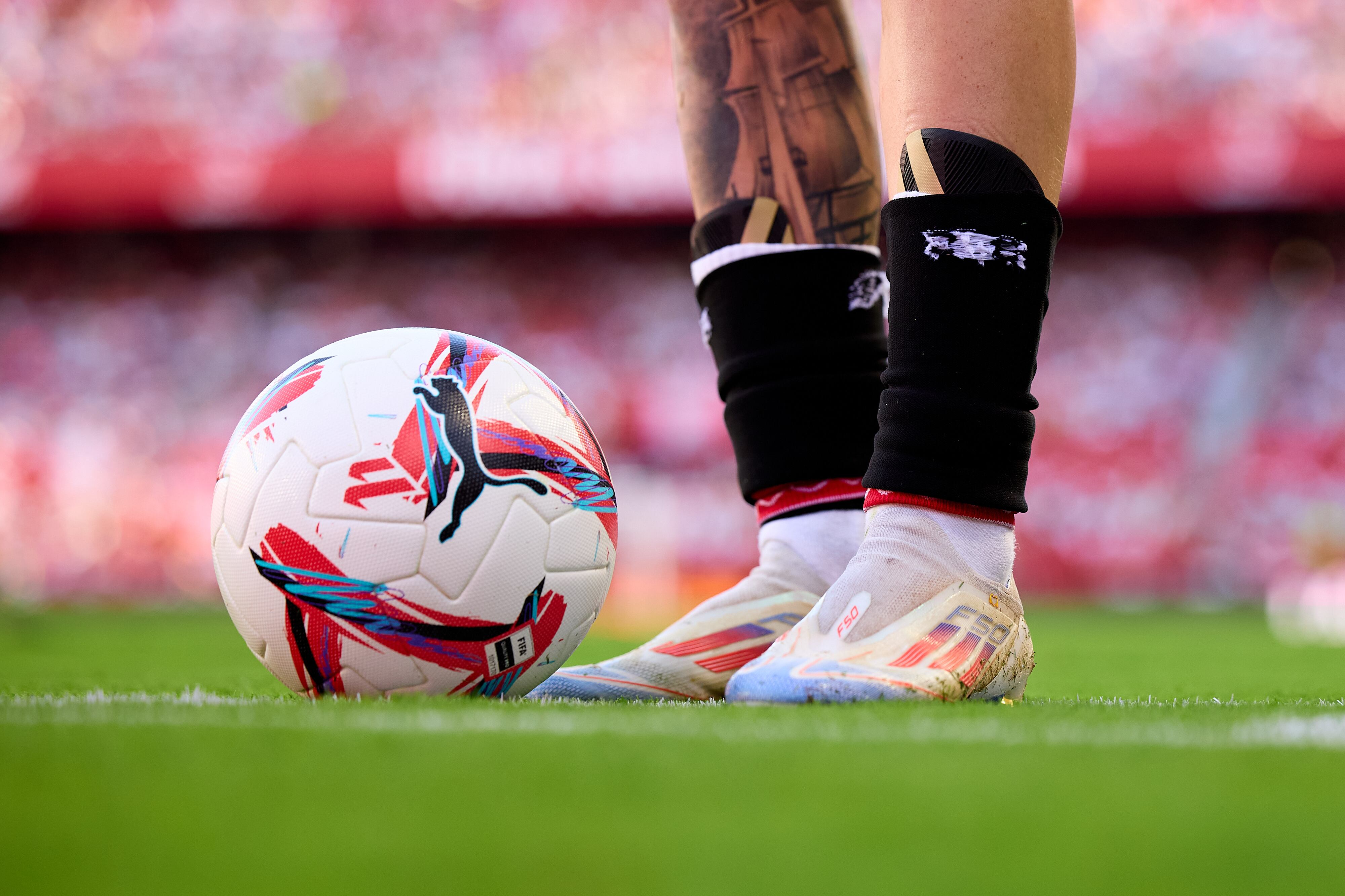 El balón oficial de LaLiga, en primer plano durante un partido de la edición 2024/25